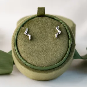 Close-up of the MIGNON wave earrings displayed as a pair