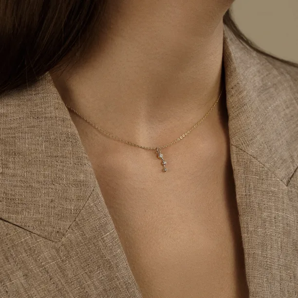 Minimalistický náhrdelník MARIANNE se třemi diamanty, nošený na krku