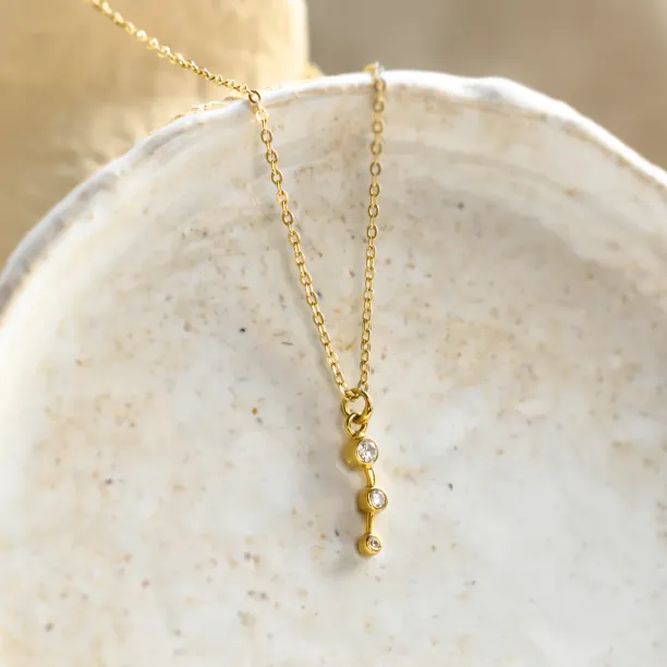 Šikmý pohled na diamantový náhrdelník MARIANNE se třemi diamanty