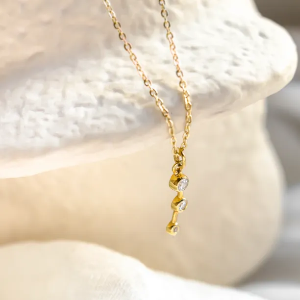 Detail přívěsku se třemi diamanty na náhrdelníku MARIANNE