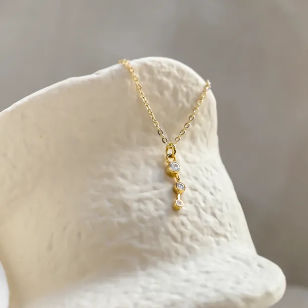 Diamantový náhrdelník MARIANNE s jasně viditelným přívěskem se třemi diamanty