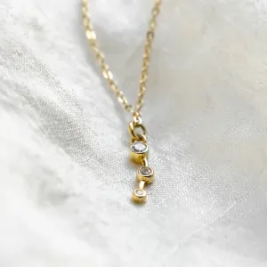 Detail tří diamantů na přívěsku náhrdelníku MARIANNE
