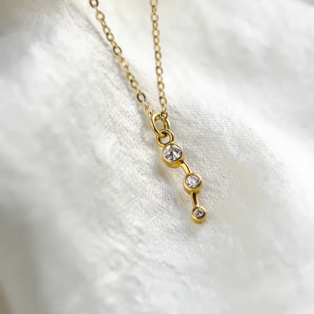 Minimalistický náhrdelník MARIANNE se třemi diamanty, detail přívěsku