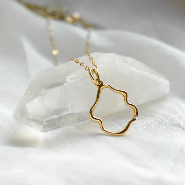 Close-up of the DOMINIQUE diamond necklace in yellow gold