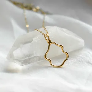 Close-up of the DOMINIQUE diamond necklace in yellow gold