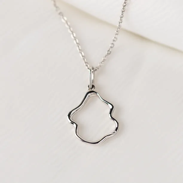 Close-up of the DOMINIQUE diamond necklace in white gold