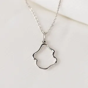 Close-up of the DOMINIQUE diamond necklace in white gold