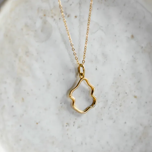 Close-up of the irregular DOMINIQUE diamond necklace pendant