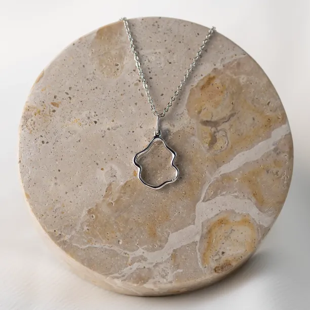 Close-up of the DOMINIQUE minimalist diamond necklace and irregular pendant