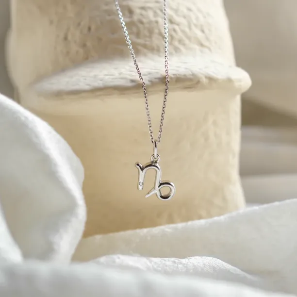 Detailed view of the gold diamond CAPRICORN pendant