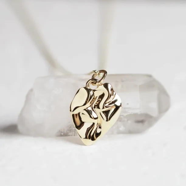 Close-up of the irregular heart-shaped MARGUERITE pendant