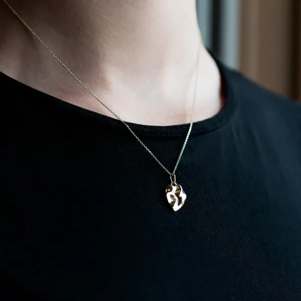 Close-up of the MARGUERITE heart-shaped necklace worn on the neck