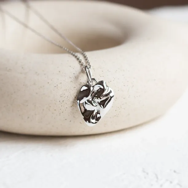 MARGUERITE heart-shaped necklace in white gold, close-up of the pendant