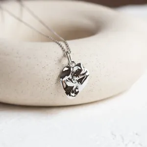 MARGUERITE heart-shaped necklace in white gold, close-up of the pendant