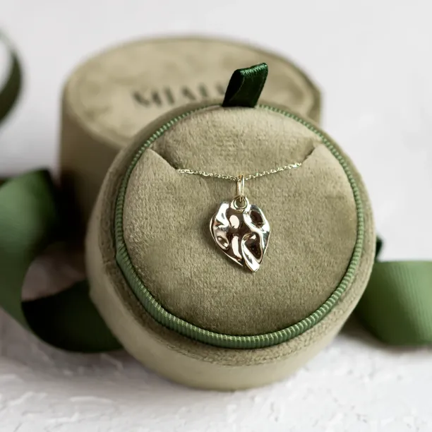 Close-up of the MARGUERITE heart-shaped necklace pendant