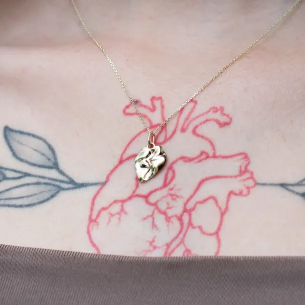 MARGUERITE gold heart-shaped necklace worn on the neck