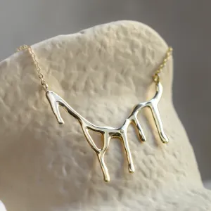 Šikmý detail asymetrického přívěsku zlatého náhrdelníku s diamantem FRANCOISE