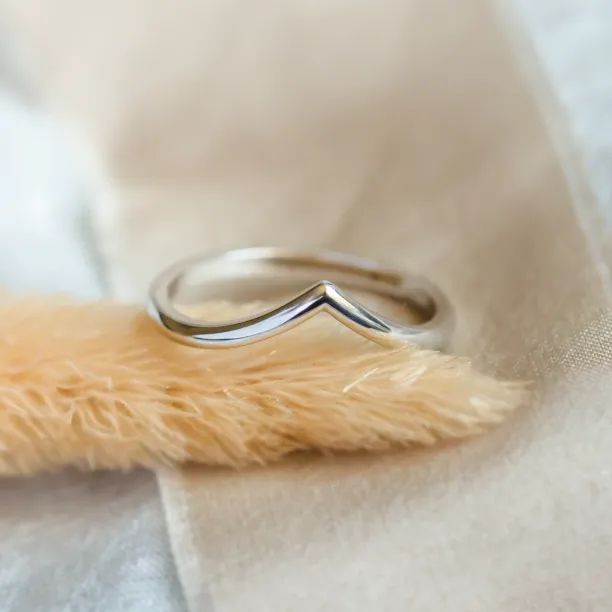 Craved minimalist gold ring VENUS Image