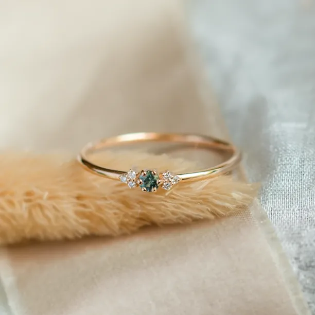 Angled view of the SABINE gold ring with sapphire and diamonds