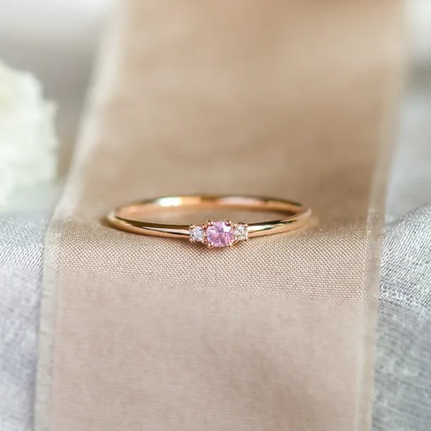 Detail minimalistického zlatého prstenu LETIZIA s růžovým safírem a diamanty