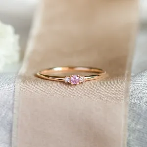 Detail minimalistického zlatého prstenu LETIZIA s růžovým safírem a diamanty