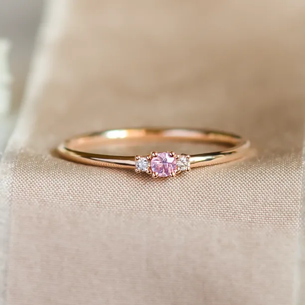 Minimalistický zlatý prsten LETIZIA s růžovým safírem a diamanty