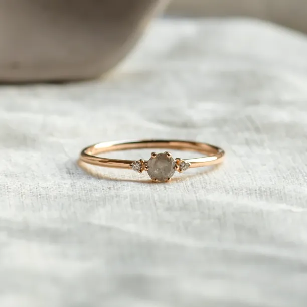 Angled view of the FRANCO gold ring with salt-and-pepper and classic diamonds