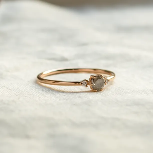 Side view of the FRANCO gold ring with salt-and-pepper and classic diamonds
