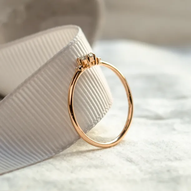 Detailed view of the FRANCO ring setting and slender gold band
