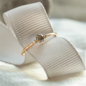 Close-up of the FRANCO gold ring with salt and pepper and classic diamonds