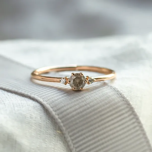 FRANCO gold ring with a salt-and-pepper diamond and classic diamonds