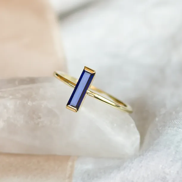 Detailní šikmý pohled na zlatý prsten AZUL s modrým lab-grown safírem