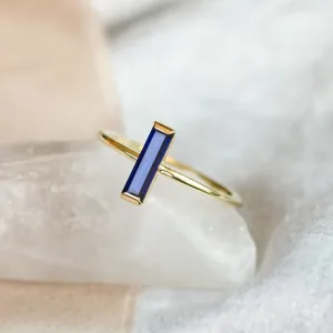 Detailní šikmý pohled na zlatý prsten AZUL s modrým lab-grown safírem