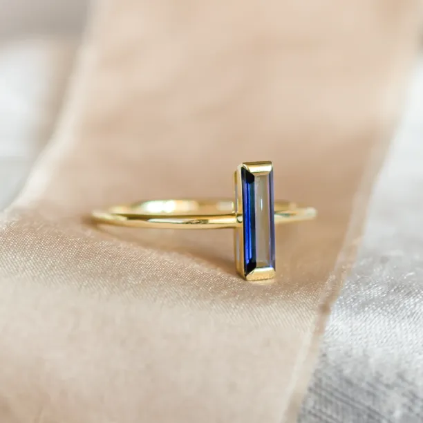 Boční detail zlatého prstenu AZUL s modrým lab-grown safírem