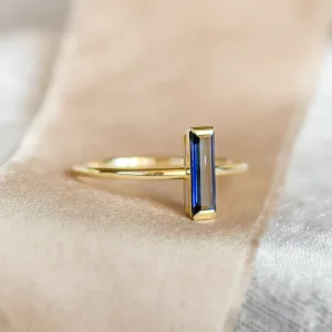 Boční detail zlatého prstenu AZUL s modrým lab-grown safírem