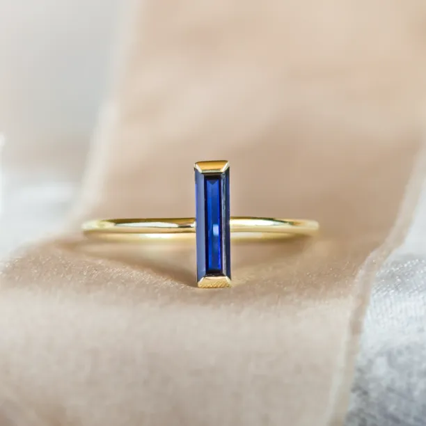 Detailní pohled na zlatý prsten AZUL s modrým lab-grown safírem