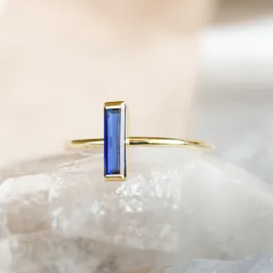 Detail zlatého prstenu AZUL s modrým laboratorním safírem