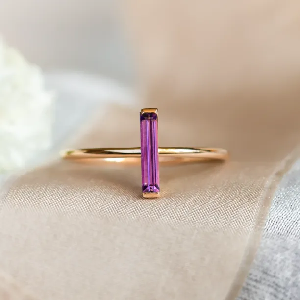 NYX gold ring with a baguette amethyst
