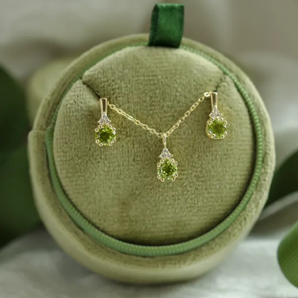 Set zlatých šperků VERDA s olivínem a diamanty vystavený pohromadě