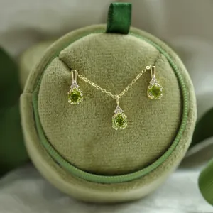 Set zlatých šperků VERDA s olivínem a diamanty vystavený pohromadě