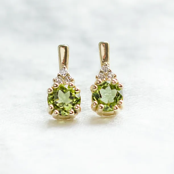 Detail náušnic VERDA s olivínem a diamanty