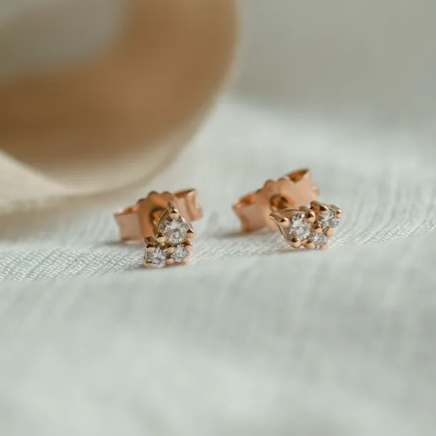 Detailní šikmý pohled na zlaté cluster náušnice TAYLA s diamanty