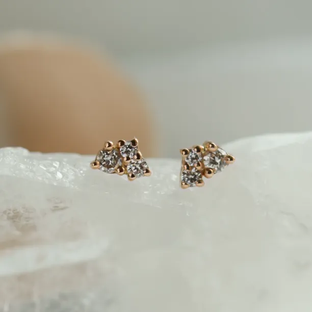 Detailní pohled na zlaté cluster náušnice TAYLA s diamanty