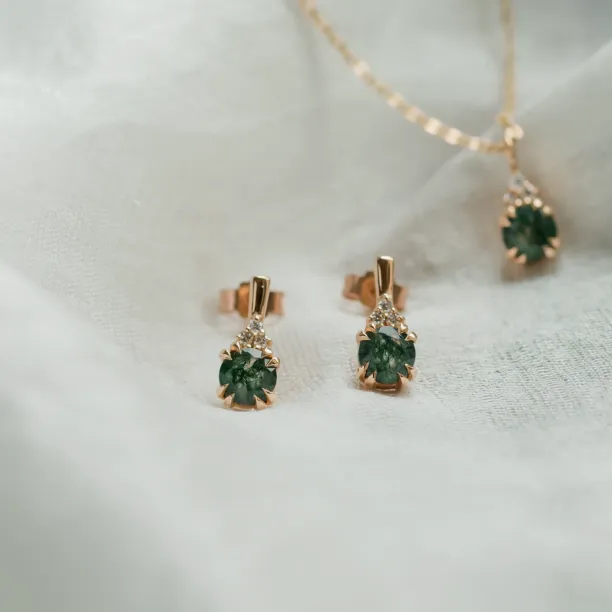 Detail náušnic TALIA s mechovým achátem a diamanty s náhrdelníkem v pozadí