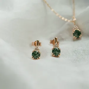 Detail náušnic TALIA s mechovým achátem a diamanty s náhrdelníkem v pozadí