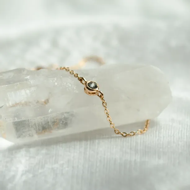 Detailní šikmý pohled na zlatý náramek TANYA se salt and pepper diamantem