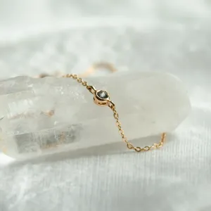 Detailní šikmý pohled na zlatý náramek TANYA se salt and pepper diamantem