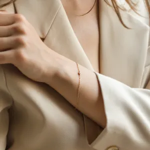 Detailní pohled na zlatý náramek TANYA na zápěstí