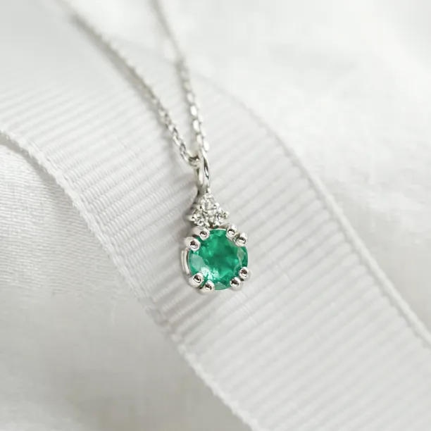 Close-up of the emerald and diamond necklace from the ELANNA jewellery set