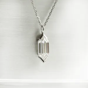 Detailní pohled na zlatý přívěsek FINA s hexagon moissanitem